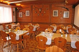 Restoran või mõni muu söögikoht majutusasutuses Hotel Glärnisch Hof