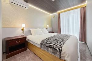 a hotel room with a bed and a window at 富士見莊sl0582 in Oshino