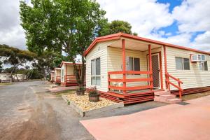 a row of mobile homes parked on a street at Horsham Holiday Park in Horsham