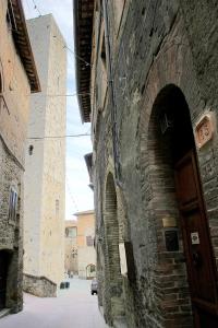 un callejón con entrada a un edificio con puerta en La Locanda di Quercecchio, en San Gimignano