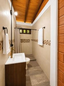 a bathroom with a sink and a toilet at La Cabaña Mr Brown in Puerto Leguízamo
