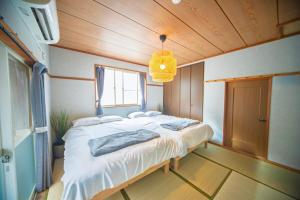 a bedroom with a large bed with a wooden ceiling at 春日レジャーホテル in Fukuoka