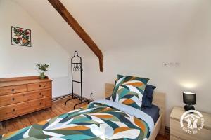 a bedroom with a bed and a dresser at De la roche in Langourla