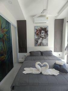 a bedroom with two swans made to look like hearts at Lamai Sunshine Villas in Hua Thanon Beach