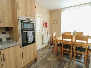 a kitchen and dining room with a table and chairs at Halford Hill in Llanberis