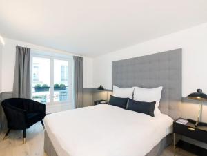 a bedroom with a large white bed and a window at Amseltim in Madrid