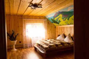 シネヴィルにあるSynevyrskyj Chardashの窓付きの部屋にベッド付きのベッドルーム1室があります。