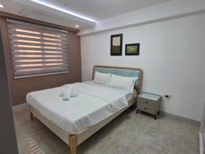 a bedroom with a large bed and a window at clark terrace condo with 2bedroom near airport hann casino in Tibo +23 photos