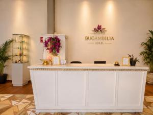 a white counter in a room with flowers on it at Hotel Bugambilia in Zimapán