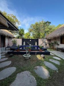 a garden with a bench and some plants and a building at Villa Anjing in Nusa Dua