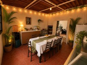 a dining room with a table and a kitchen at Hotel Bugambilia in Zimapán
