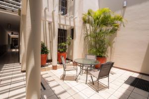 a patio with a table and chairs and plants at HOTEL NIUT-JA in Oaxaca City