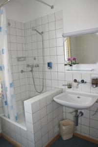 A bathroom at Hotel Glärnisch Hof
