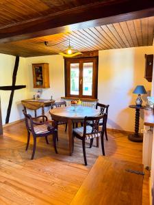 a dining room with a table and chairs at Cottage des potiers in Niederbetschdorf