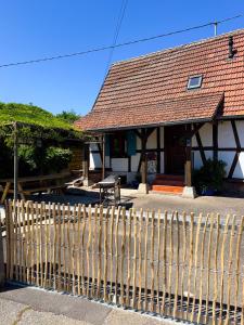 a wooden fence in front of a house at Cottage des potiers in Niederbetschdorf