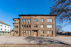 an old brick building on the side of a street at Jakobsoni 15 Apartmendid in Viljandi
