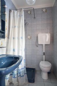 La salle de bains est pourvue d'un lavabo, de toilettes et d'une douche. dans l'établissement Casa Gemei, à Mello