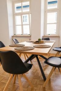 a conference room with a wooden table and chairs at Gera Apartment Green in Gera