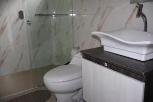 a bathroom with a toilet and a shower and a sink at LAS 7 CASCADAS Campground - Restaurant - Lodge in Cacaoal +35 photos