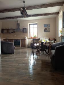 a living room with a table and a dining room at Gościniec Villa Romana in Piecki +2 photos