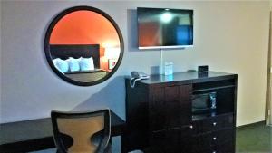 TV a/nebo společenská místnost v ubytování Pepper Tree Inn