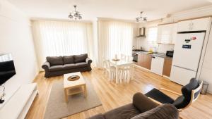 a living room with a couch and a table at Fethiye Merkezde Lüx Daire in Fethiye