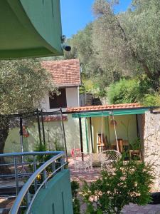 ein Haus mit Veranda und Balkon in der Unterkunft Button Aparthotel in Dobra Voda