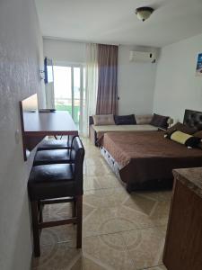 ein Hotelzimmer mit zwei Betten und einem Schreibtisch in der Unterkunft Button Aparthotel in Dobra Voda