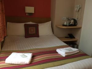 Postel nebo postele na pokoji v ubytování The Grapevine Hotel