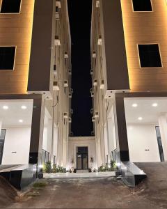 a view of a building at night at شقق ميلا الباحة الفاخرة in Al Baha