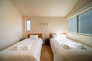 two beds sitting next to each other in a room at Zekkei in Omachi +45 photos