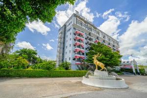 a statue of a giraffe in front of a building at BCP Hotel in Ban Chang