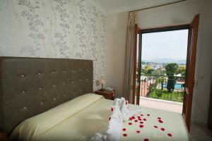 ポンペイにあるアジエンダ アグリツーリスティカ ヴィヴィ ナトゥーラのベッドルーム1室(赤いバラのベッド1台付) +63枚の写真