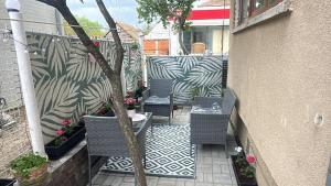 eine Terrasse mit zwei Stühlen und einem Zaun mit Pflanzen in der Unterkunft LaMaria in Caransebeş