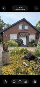 a screenshot of a home with a picture of a house at Effe d'r ut in Hengelo