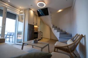 ein Wohnzimmer mit Sofa und Treppe in der Unterkunft ERA Suites in Stomio