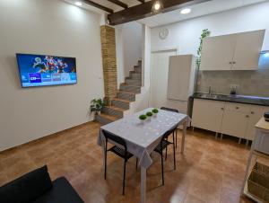 a kitchen and dining room with a table in a room at Ca TONI in Daimuz +12 photos