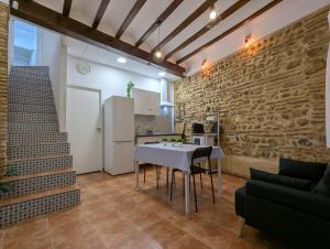 a kitchen and living room with a white table and chairs at Ca TONI in Daimuz