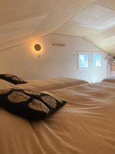 a bed in a room with a roof at Villa Mon Petit Nid Komoro in Komoro