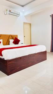 a bedroom with a large bed in a room at Hotel Dream Palace in Mysore