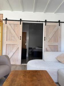 a sliding barn door in a living room with a couch at Effe d'r ut in Hengelo
