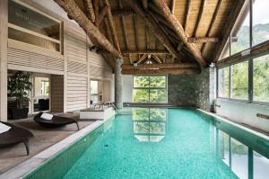 an indoor swimming pool with a large ceiling at Appartement in Vielle-Aure