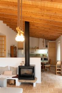 a living room with a fireplace in a house at um pouco de campo in Torres Vedras