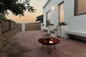 a patio with a coffee table and a building at um pouco de campo in Torres Vedras