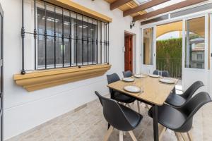 a dining room with a table and chairs at Casa Paula in Mazarrón