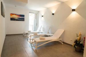 a waiting room with four chairs and a table at Haus Tauernblick am Katschberg in Katschberghöhe