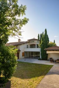 a large white house with a large yard at Le Refuge aux Portes du Vercors in Jaillans