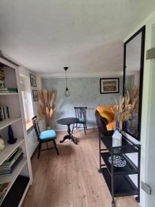 a living room with a mirror and a table at Moordiele in Kröpelin