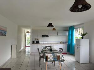 a kitchen and dining room with a table and chairs at Lodge Tahiti in Papeete