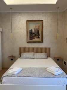 ein Schlafzimmer mit einem Bett, auf dem zwei Handtücher liegen in der Unterkunft Dimora 78 in Capua